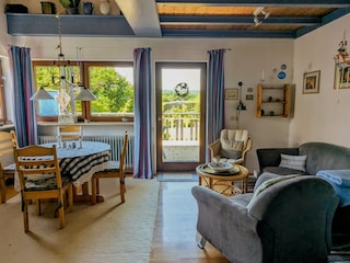 Der Essbereich und der Zugang zum Balkon