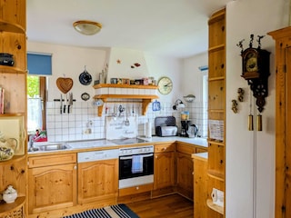 Blick auf die voll ausgestattete Küche