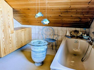 OG Badezimmer mit Badewanne, Toilette und Waschbecken