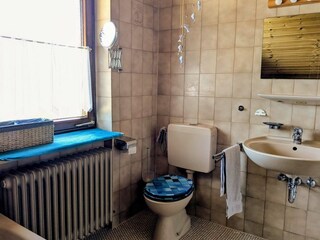 OG Badezimmer mit Badewanne, Toilette und Waschbecken