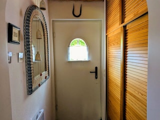 Haupteingang mit Abstellschränken