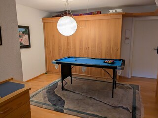 Hobbyraum/Büro mit Billardtisch und Arbeitsflächen