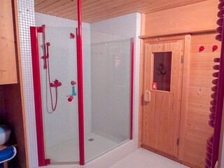 Luxuriöse Sauna und begehbare Dusche im Untergeschoss
