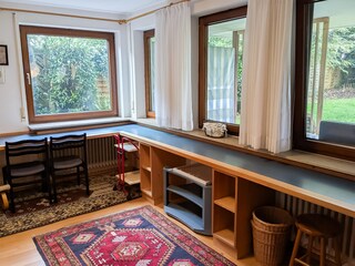 Blick auf den Hobbyraum/Bürobereich mit Arbeitsflächen