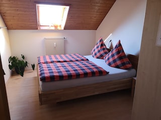 Doppelzimmer mit Dachfenster