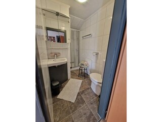Badezimmer mit Dusche und WC