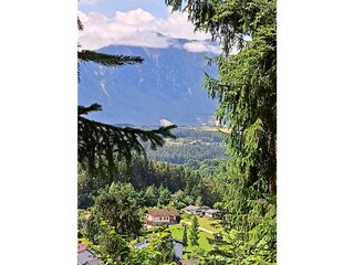 Blick auf das Privathaus und die Bungalows