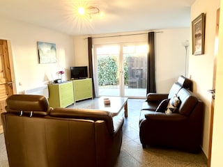 Wohnzimmer mit Blick auf Terrasse