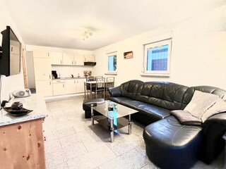 Wohnzimmer mit Smart TV Essbereich und Küche