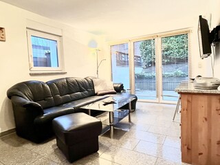 Wohnzimmer mit Blick auf die eigene Terrasse