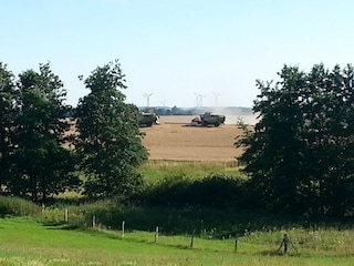 Blick vom Hof auf die Felder