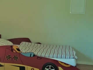 Kinderzimmer mit Rennautobett