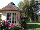 Pavillon und Blick zum Wasser