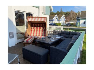 Holzterrasse mit Strandkorb