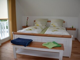 Schlafzimmer 1 mit Doppelbett, Flat-TV und Kleiderschrank