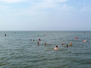 Baden in der Nordsee in Dorum bei Hochwasser