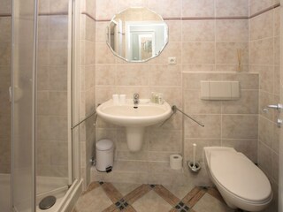 Badezimmer mit Dusche
