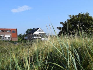 Blick auf das Haus von der Düne