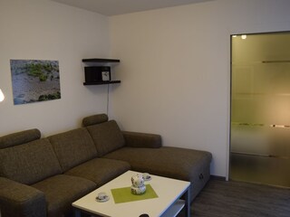 Wohnzimmer mit Blick auf die Schlafzimmertür