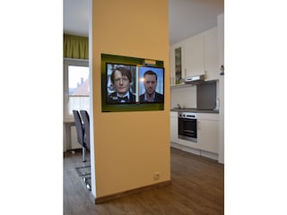 Blick vom gemütlichen Sofa auf den Fernseher