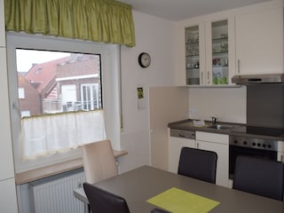 Küche und Eßplatz mit Blick nach draußen