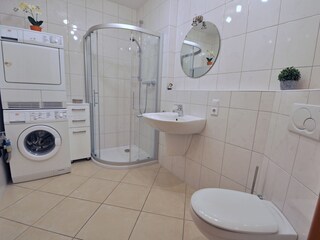 Badezimmer mit Waschmacshine und Trockner