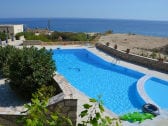 Großer Pool mit Sprungbrett - alle Wohnungen Meerblick