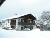 Außenansicht im Winter mit Balkon