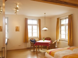 Sitzgruppe mit Blick in Tal