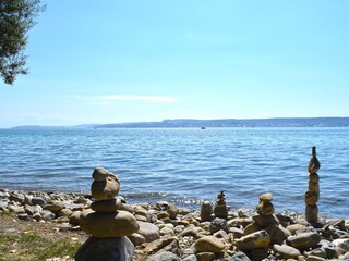 Bodenseeufer in Überlingen mit Steinfiguren