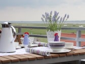 Vom Balkon aus den Blick auf's Wattenmeer genießen