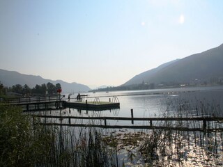 Blick vom Bootssteg der Appartementanlage auf den See