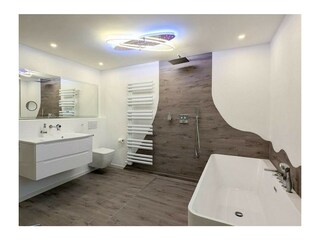 Luxuriöses Badezimmer mit Doppelbadewanne