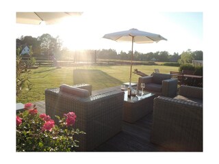 Terrasse mit weiterer Essecke und Strandkorb