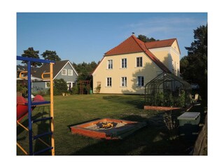 Sandkiste und Rutsche mit Schaukel