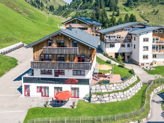 Haus Rothorn mit Liegewiese