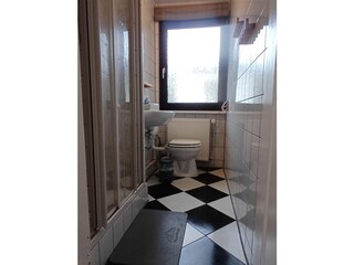 Bad mit Dusche und WC