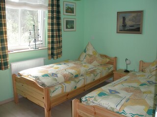 Kleines Schlafzimmer mit Kleiderschrank