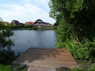 Blick vom Garten auf den See mit Steg