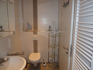 Bad mit Dusche und WC