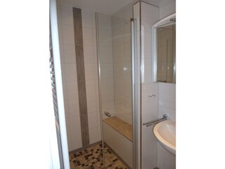 Dusche mit Sitzbank