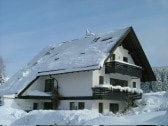 Ferienhaus tief verschneit