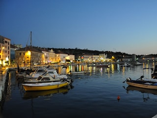 Senj und Hafen bei Nacht