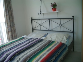 Schlafzimmer  mit kleinem Balkon