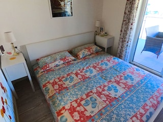 1. Schlafzimmer mit Doppelbett im OG und  Terrasse