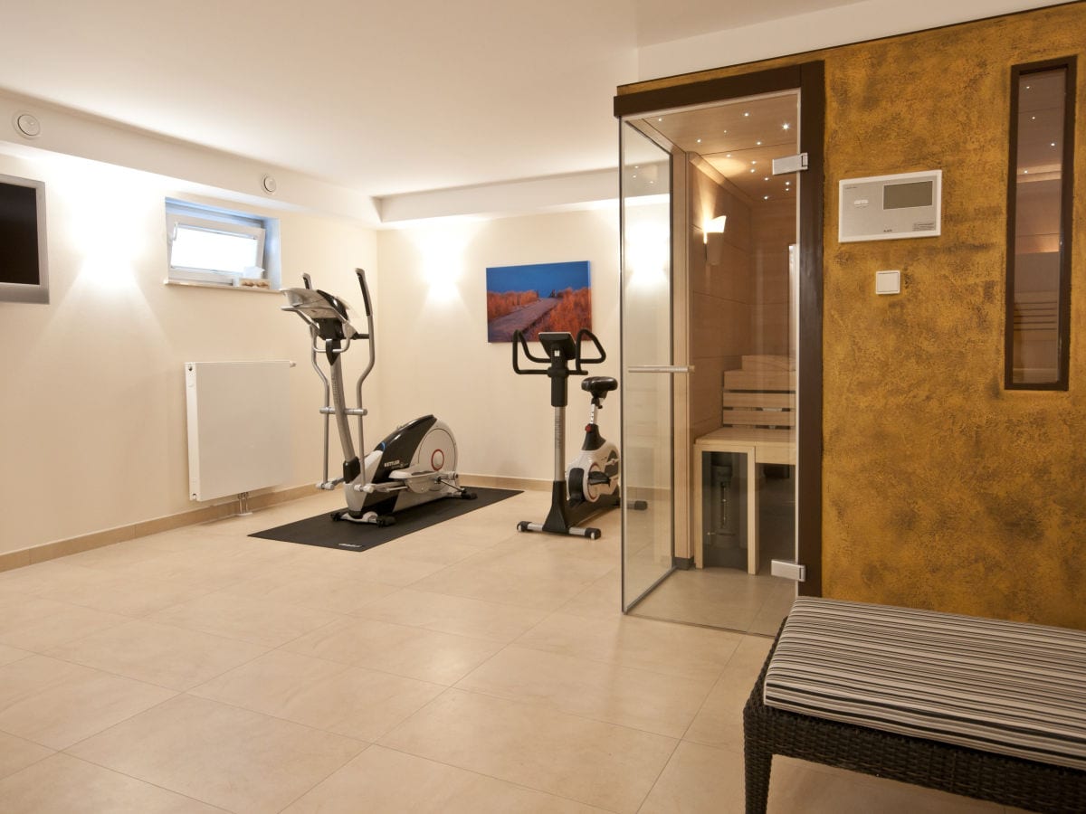 Wellnessbereich mit Crosstrainer und Ergometer