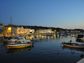 Senj mit Hafen bei Nacht