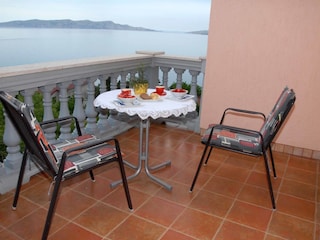 Balkon mit Panoramaaussicht und die Stadt Senj