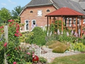 Blick  auf Terrasse, Pavillon und Eingang