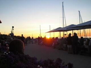 Abendstimmung auf der Strandpromenade am Yachthafen